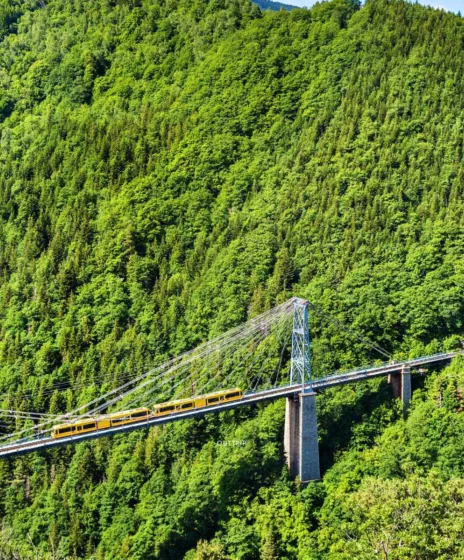 Train jaune des pyrénées train de montagne europe