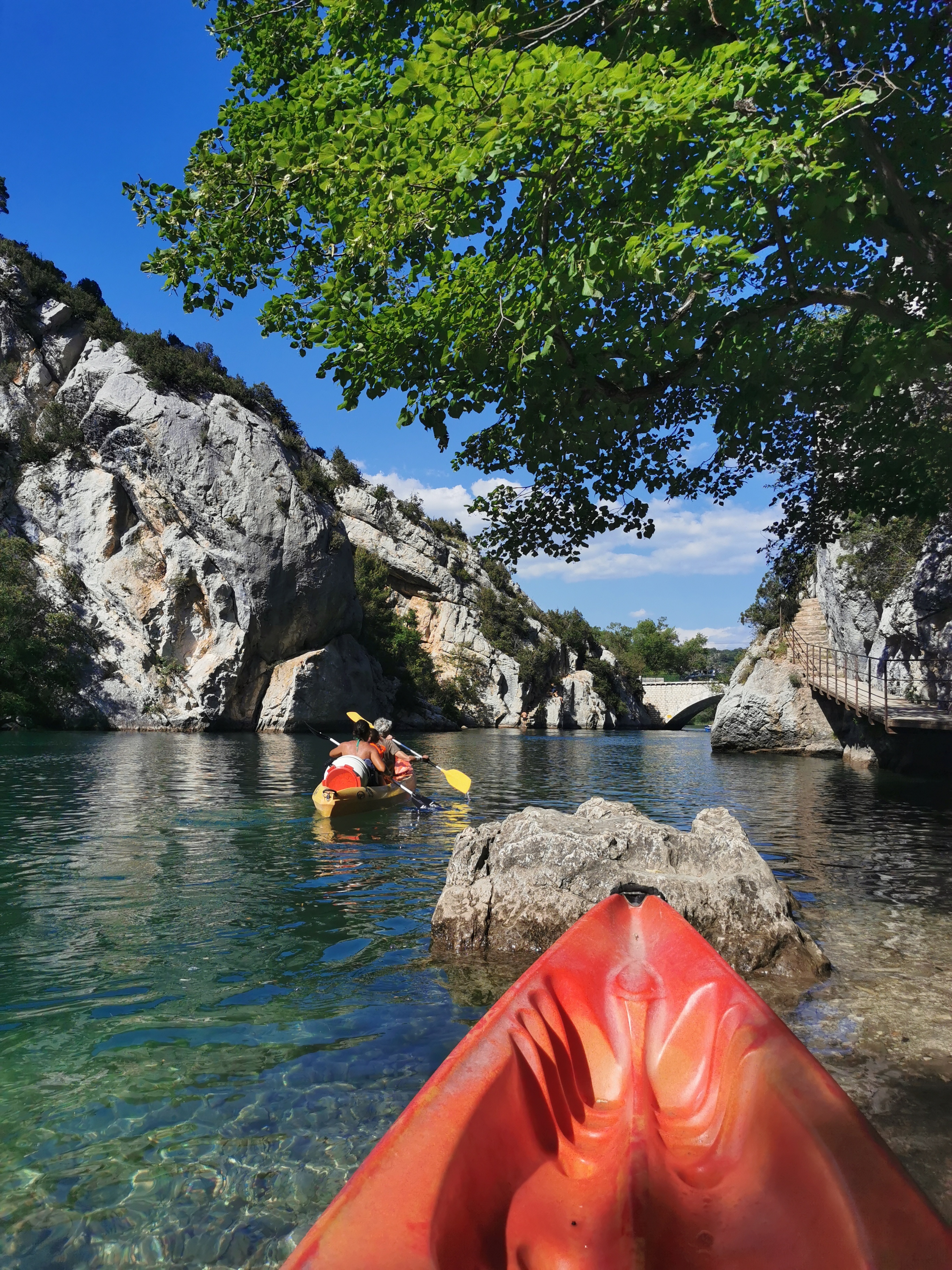 Canoe-dans-les-Basses-Gorges-du-Verdon.jpeg