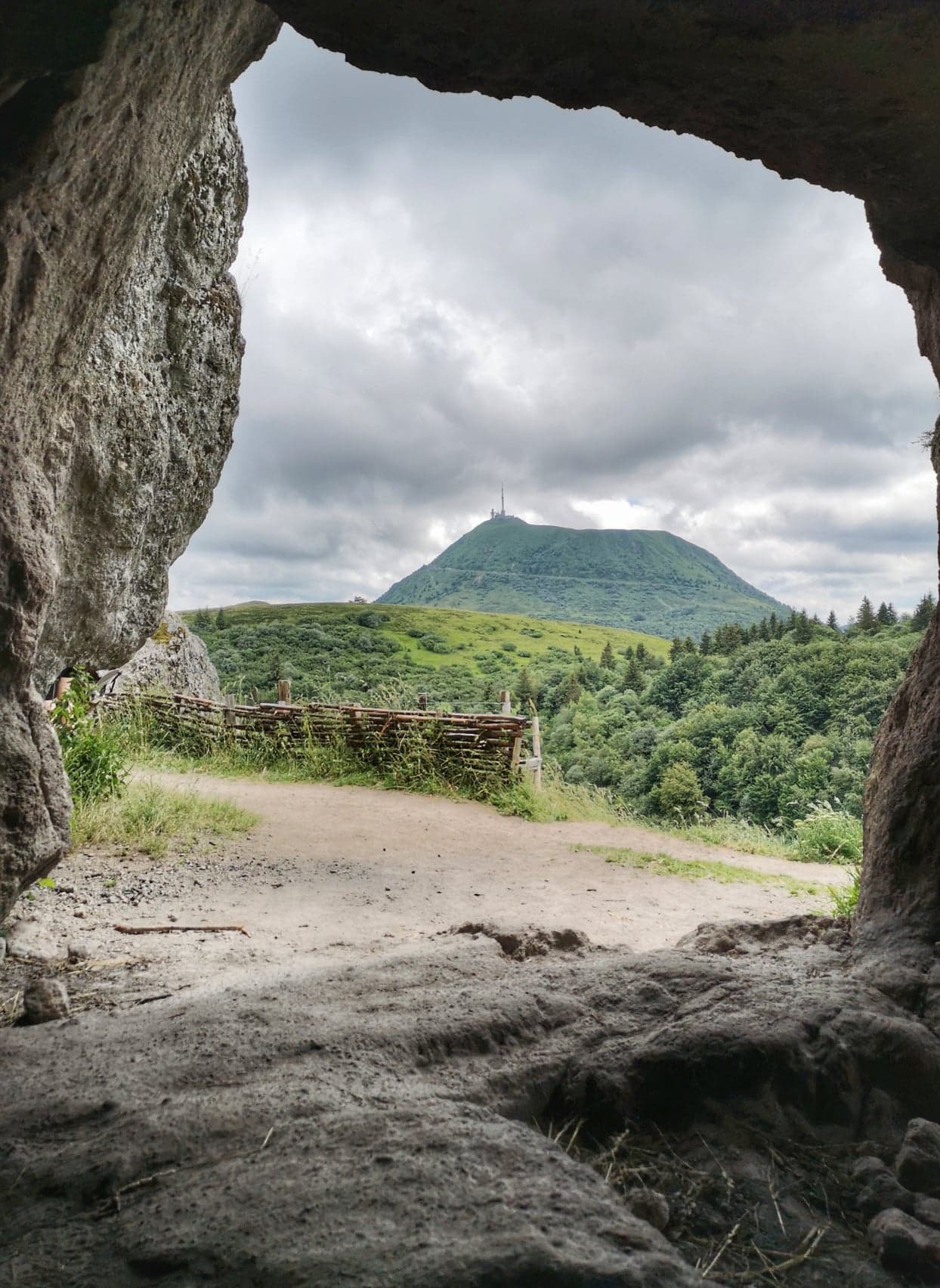 Puy-de-Dome-Grottes-du-Clierzou-Puy-Pariou-2.jpeg