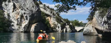 Canoe-dans-les-Basses-Gorges-du-Verdon.jpeg