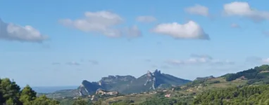 Dentelles de Montmirail et pentes du Ventoux.